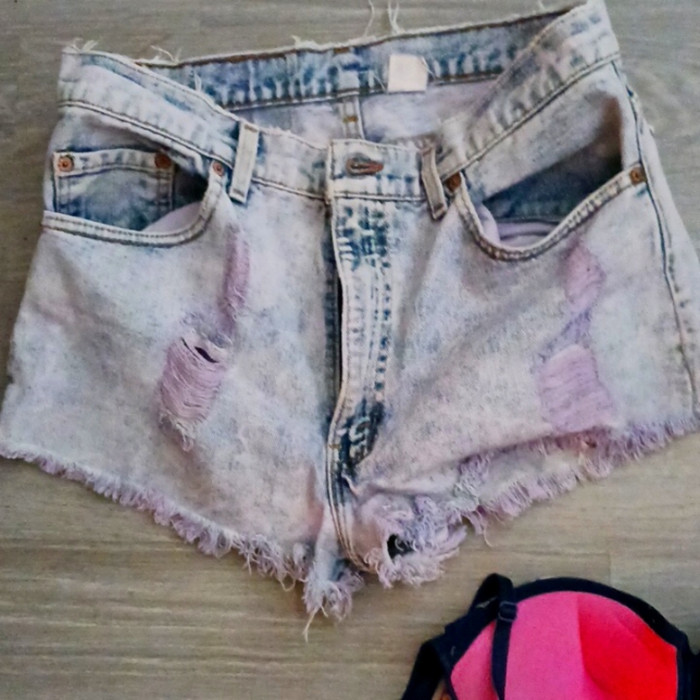 Levi's high rise distressed cut offs size 34 runs small so it's more like a 30